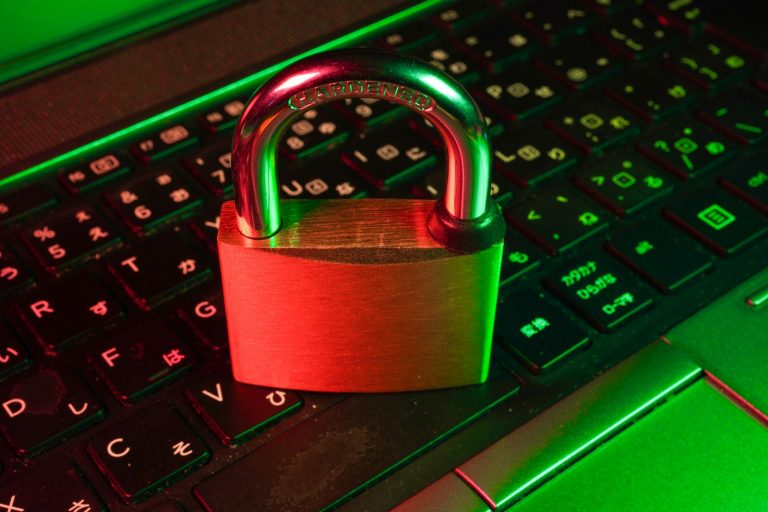 Cadenas rouge posé sur un clavier d'ordinateur noir, symbole de la sécurité informatique