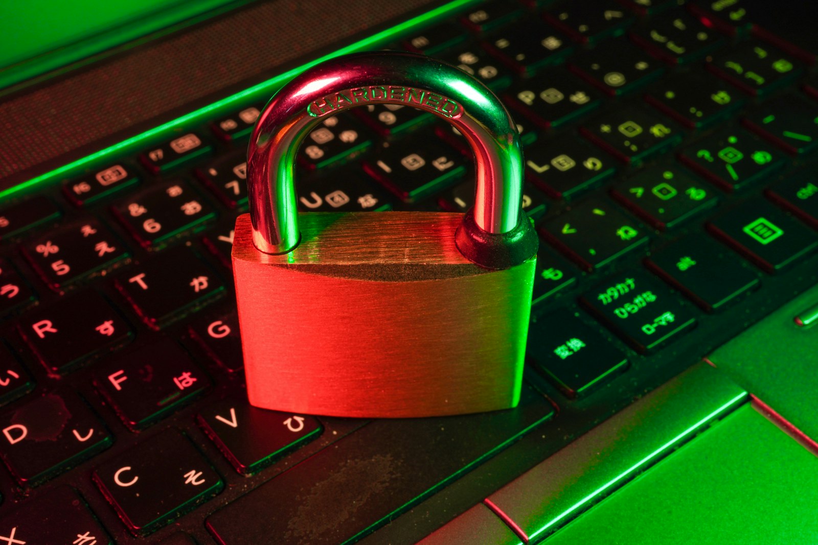 Cadenas rouge posé sur un clavier d'ordinateur noir, symbole de la sécurité informatique