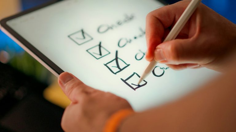 Main cochant les éléments d'une liste de contrôle, symbole des tests et vérifications